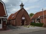 Het kerkje staat iets van de weg af.
              <br/>
              Richard Keijzer, 2014-08-10